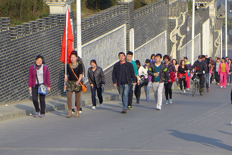 2015年3月8日寶業(yè)集團開(kāi)展“香溪洞-吉河徒步踏青活動(dòng)”慶祝三八節！